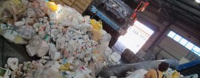 Τα πλαστικά στο έδαφος απειλούν την επισιτιστική ασφάλεια, την υγεία και το περιβάλλον